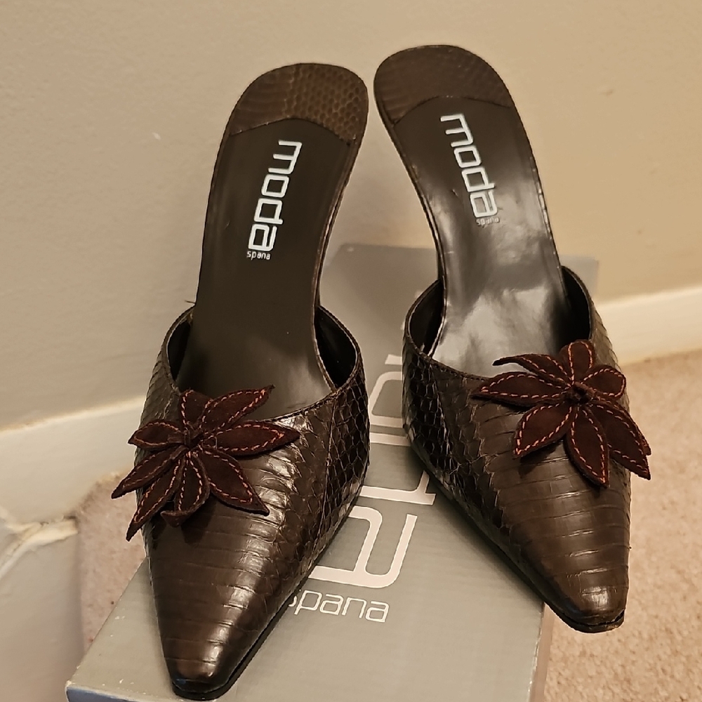 Moda Spana Dark Brown Pointed-Toe Slip-On Mules with Floral Applique